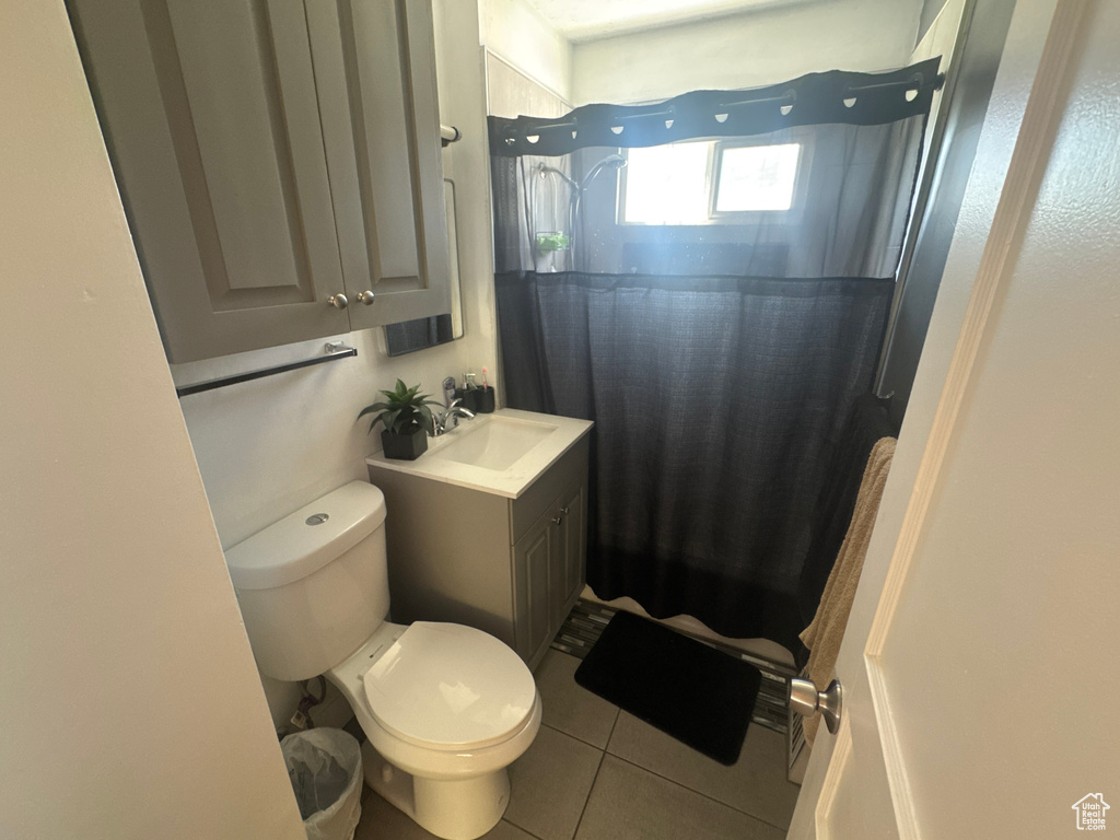 Full bath featuring tile patterned flooring, toilet, a shower with curtain, and vanity
