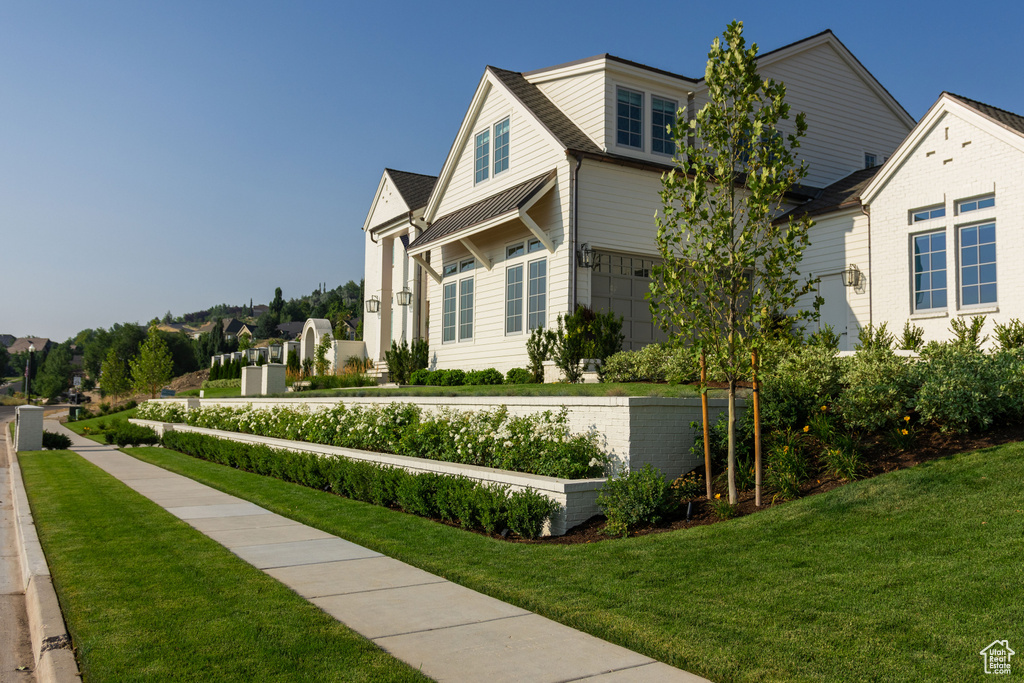 View of front of home featuring a front lawn and an attached garage