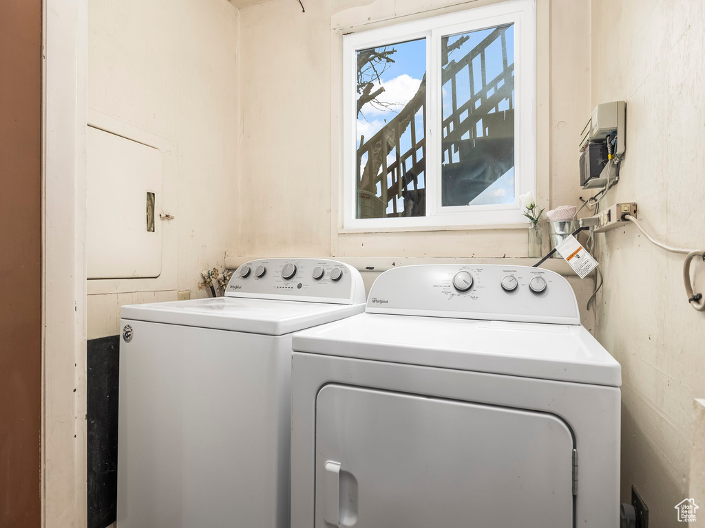 Washroom with independent washer and dryer