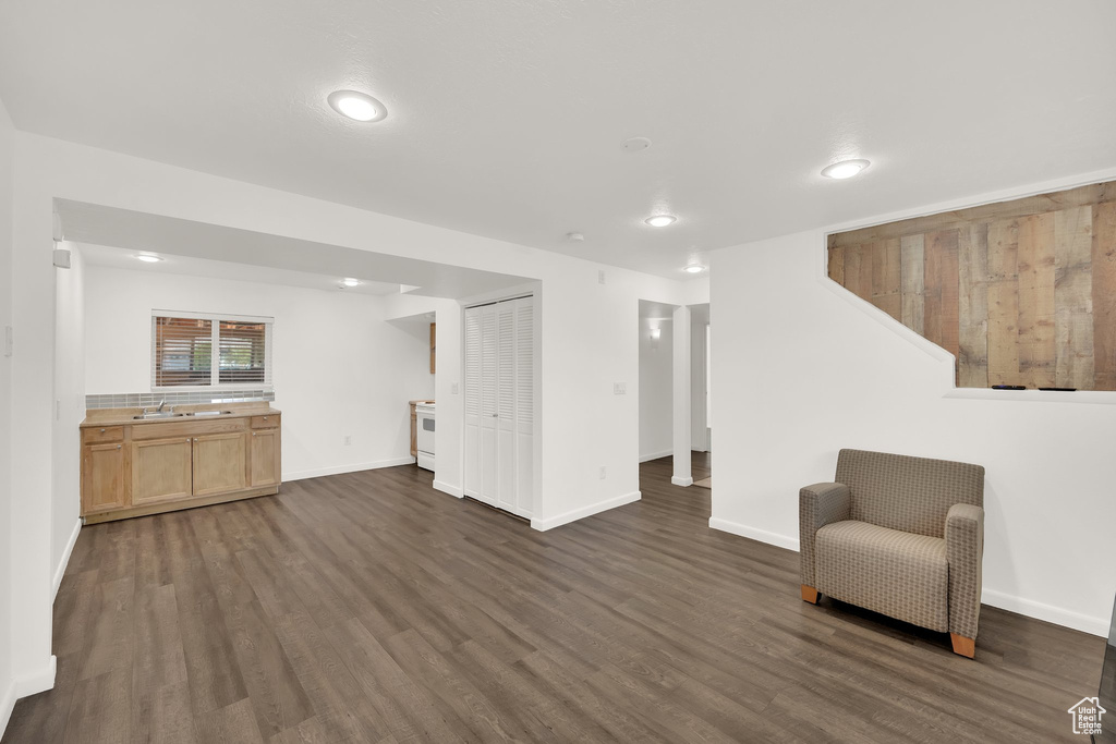 Unfurnished room featuring dark wood finished floors, baseboards, and recessed lighting