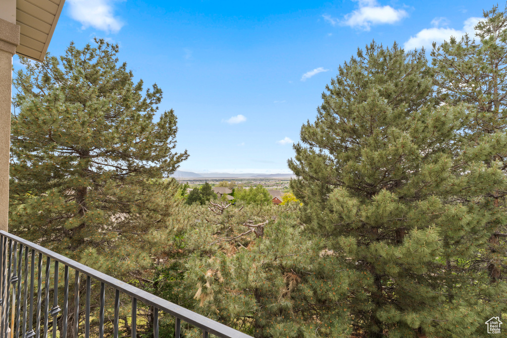 Balcony featuring a mountain view