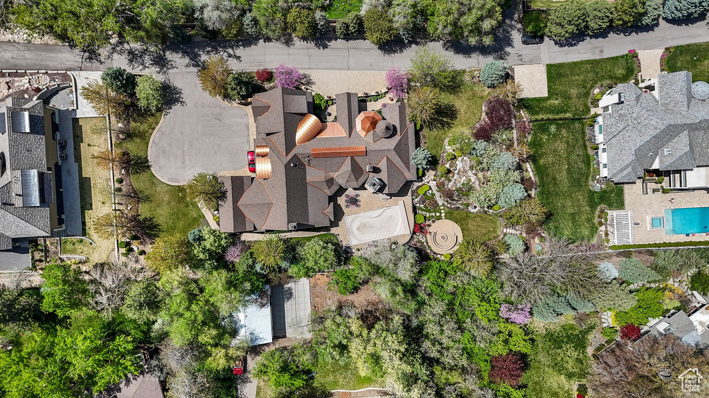 Aerial view of residential area featuring a pool area