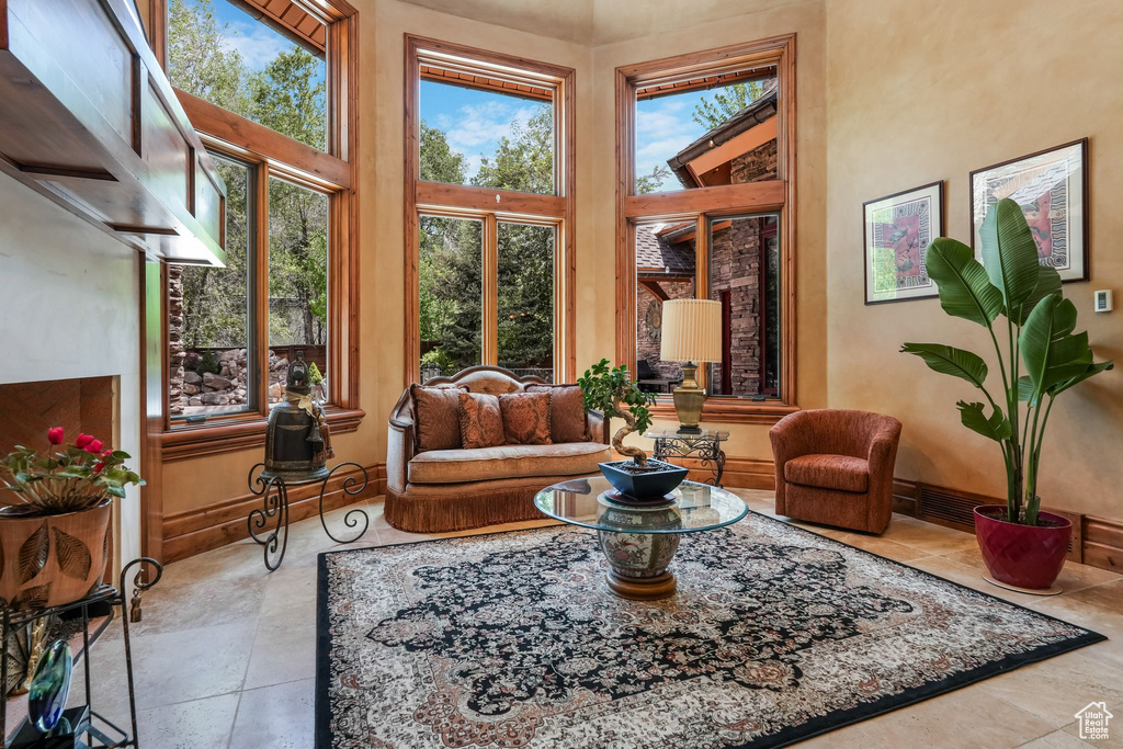 Sitting room with a towering ceiling and baseboards