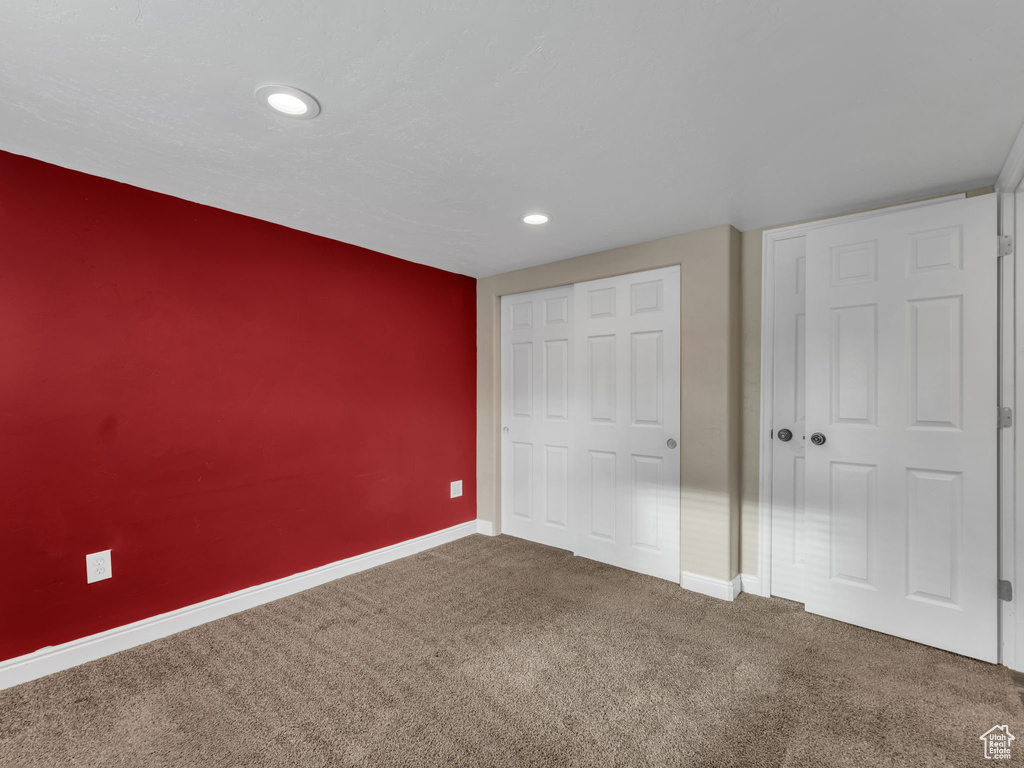 Unfurnished bedroom with carpet floors, baseboards, recessed lighting, and a closet