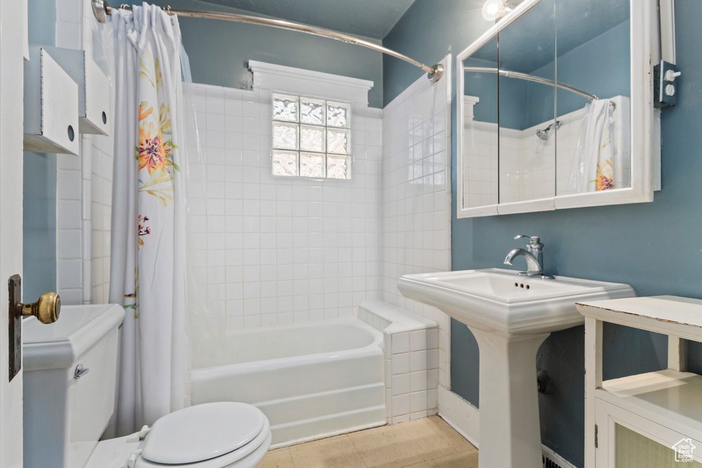 Bathroom with toilet and shower / bath combo
