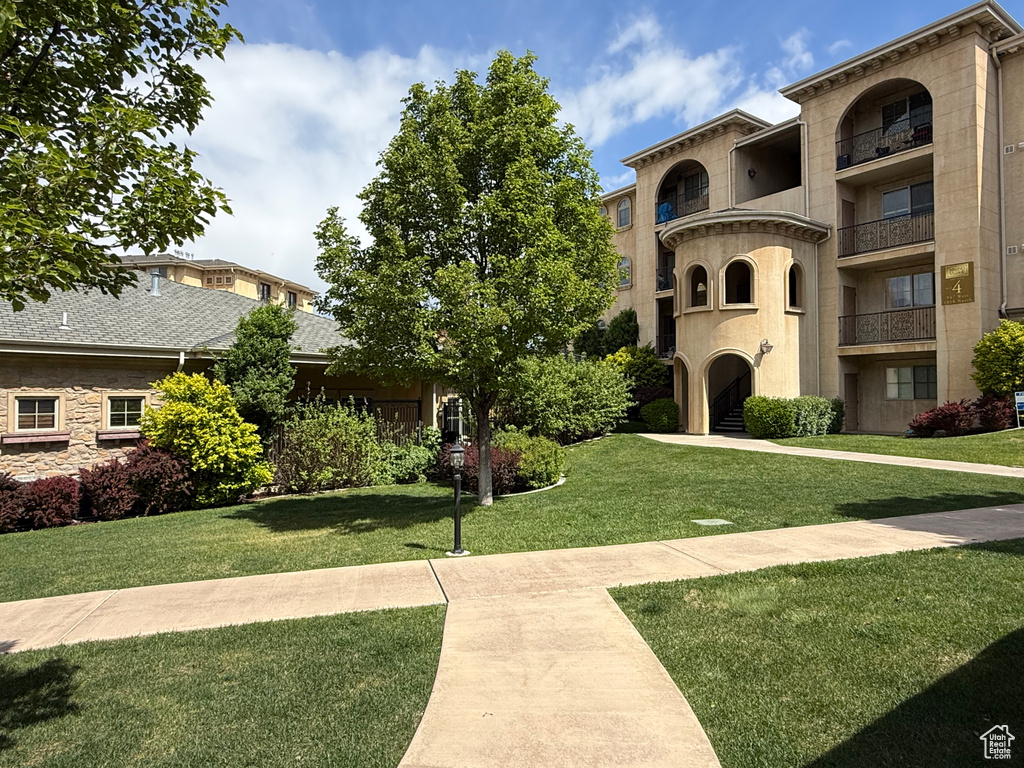 View of home\'s community with a yard