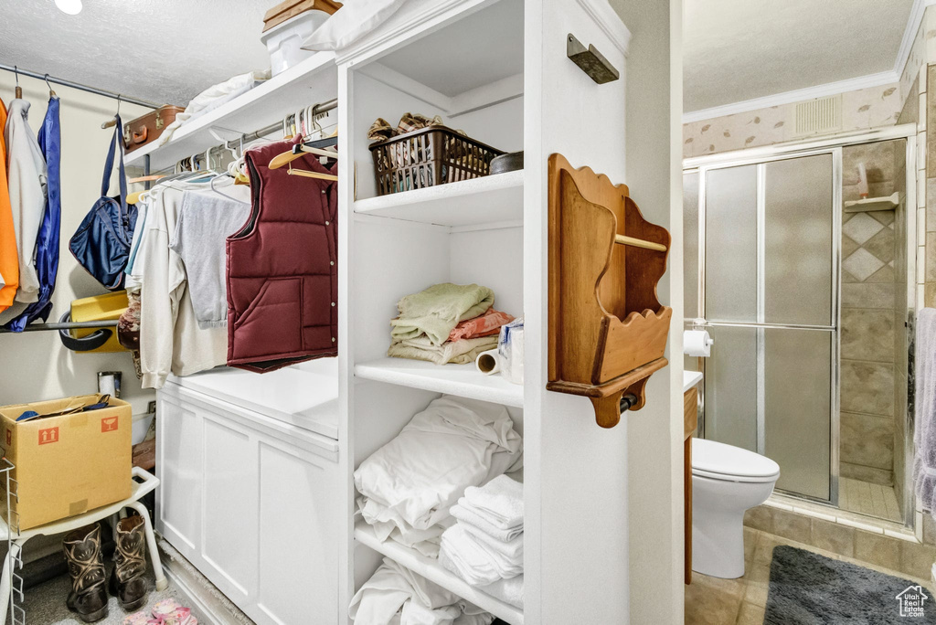 View of walk in closet