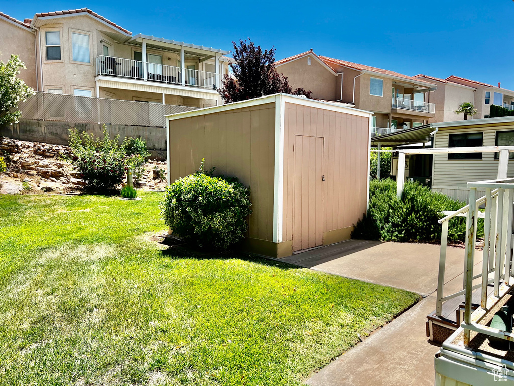 View of grassy yard
