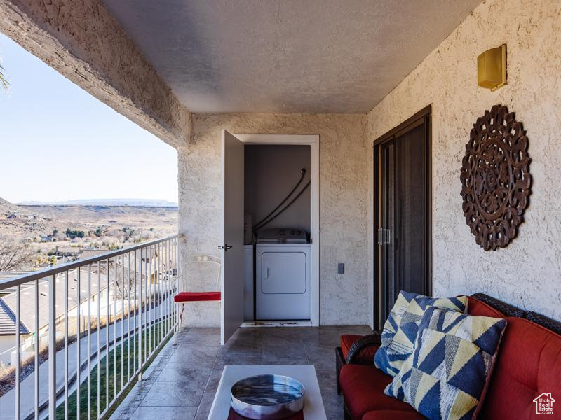 Balcony with washer / dryer and a mountain view