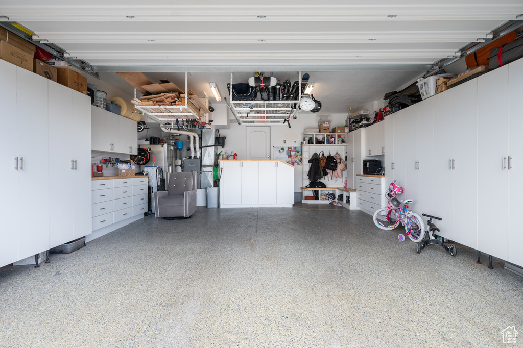 Garage with heating unit