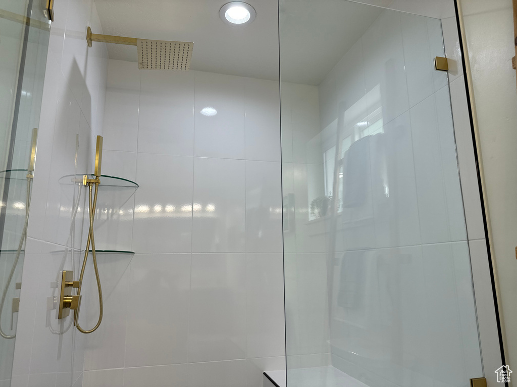 Bathroom featuring a tile shower and recessed lighting