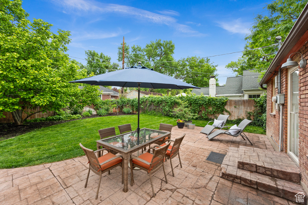 View of patio / terrace with outdoor dining space