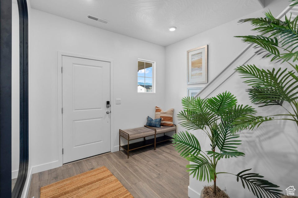 Foyer featuring light wood-style floors and recessed lighting