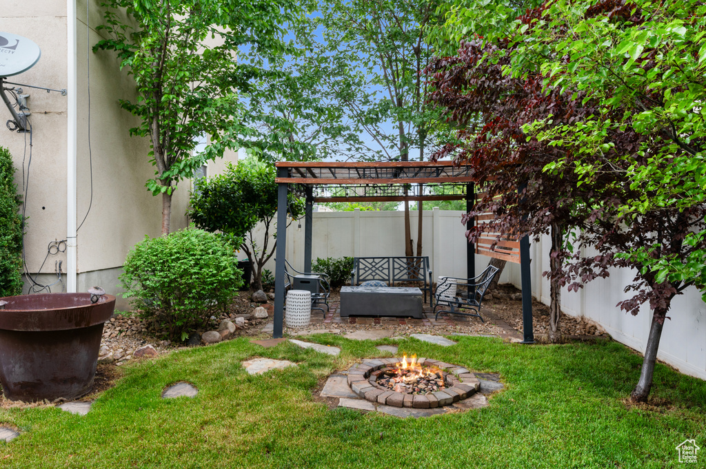 View of yard featuring an outdoor fire pit