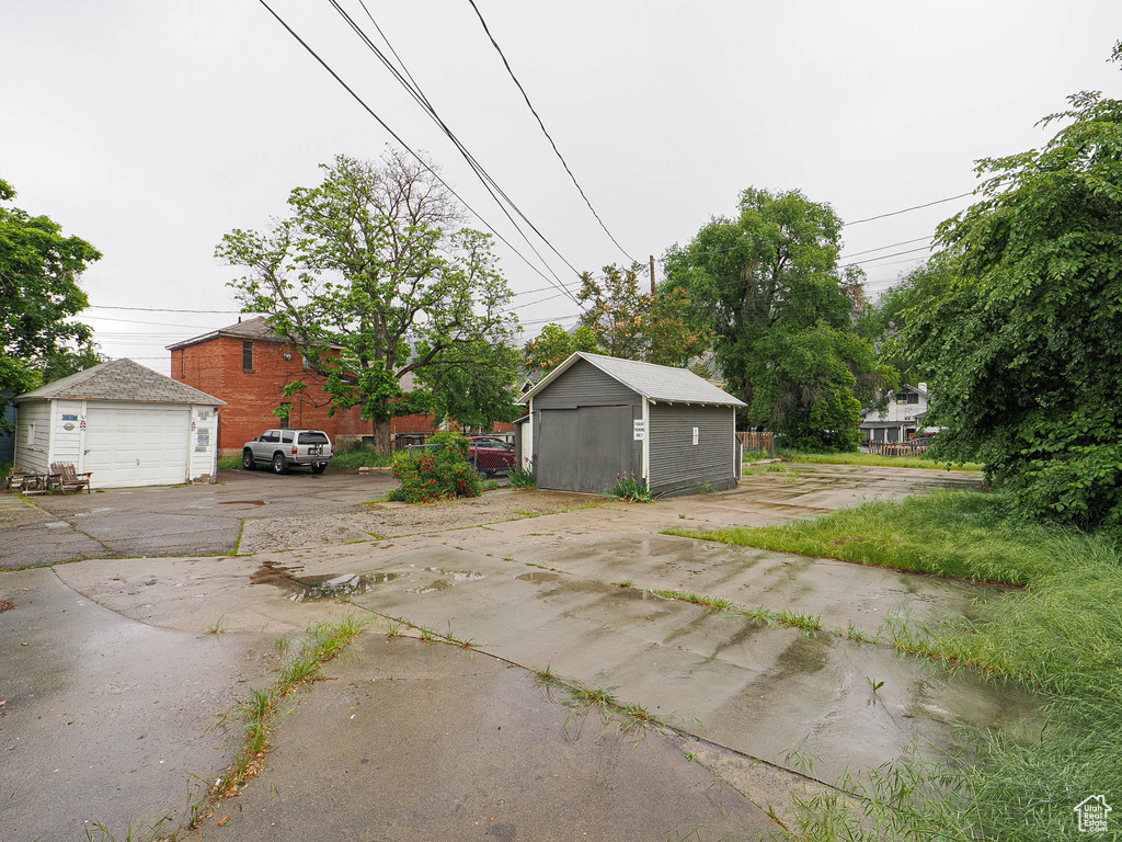 View of yard featuring an outdoor structure