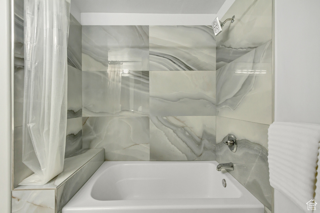 Bathroom with shower / bathtub combination with curtain