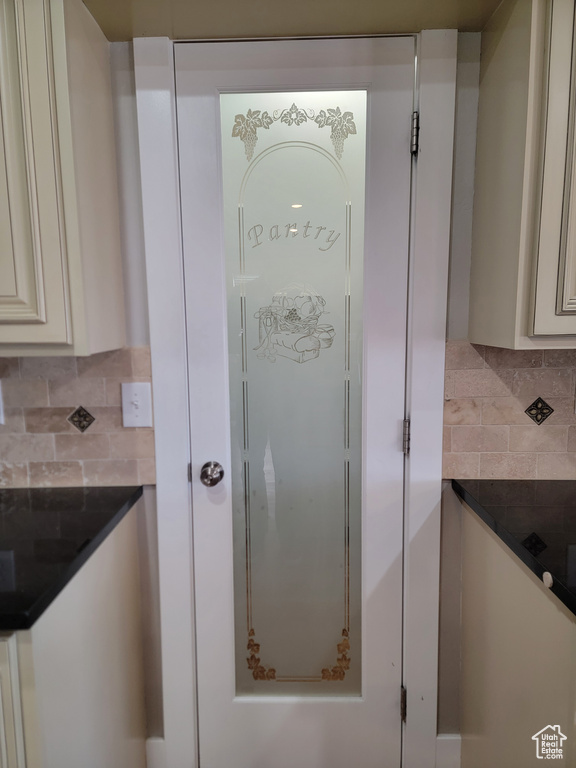 Kitchen with decorative backsplash