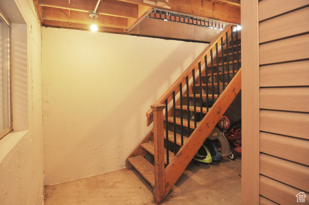 Staircase with concrete flooring