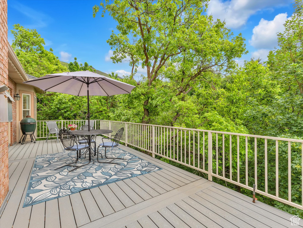 Deck with outdoor dining space