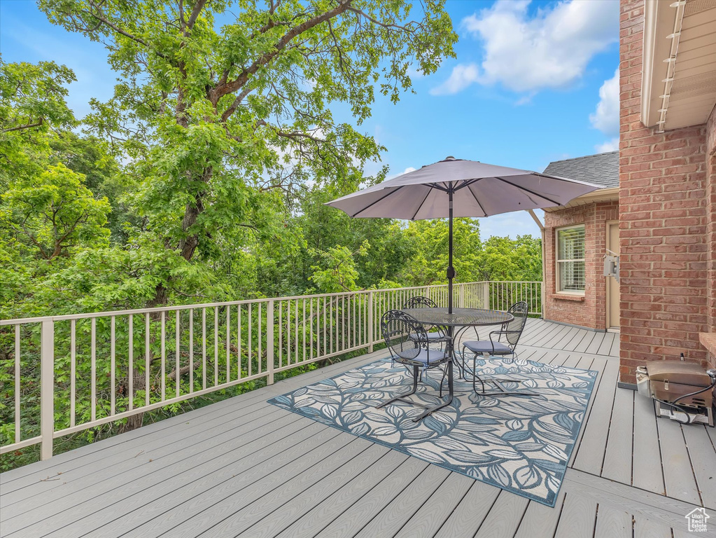 Deck featuring outdoor dining area