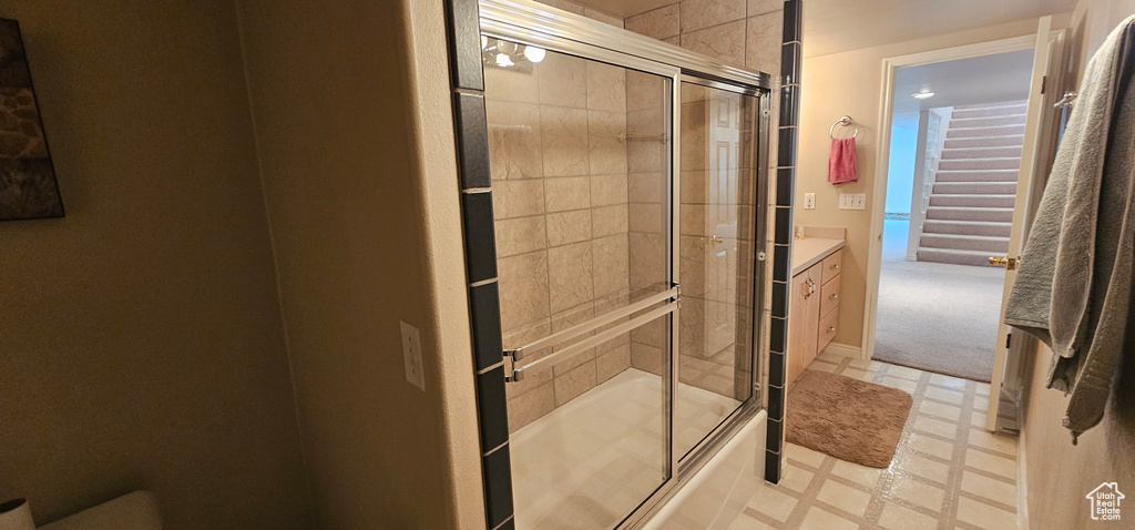 Full bath with enclosed tub / shower combo and vanity