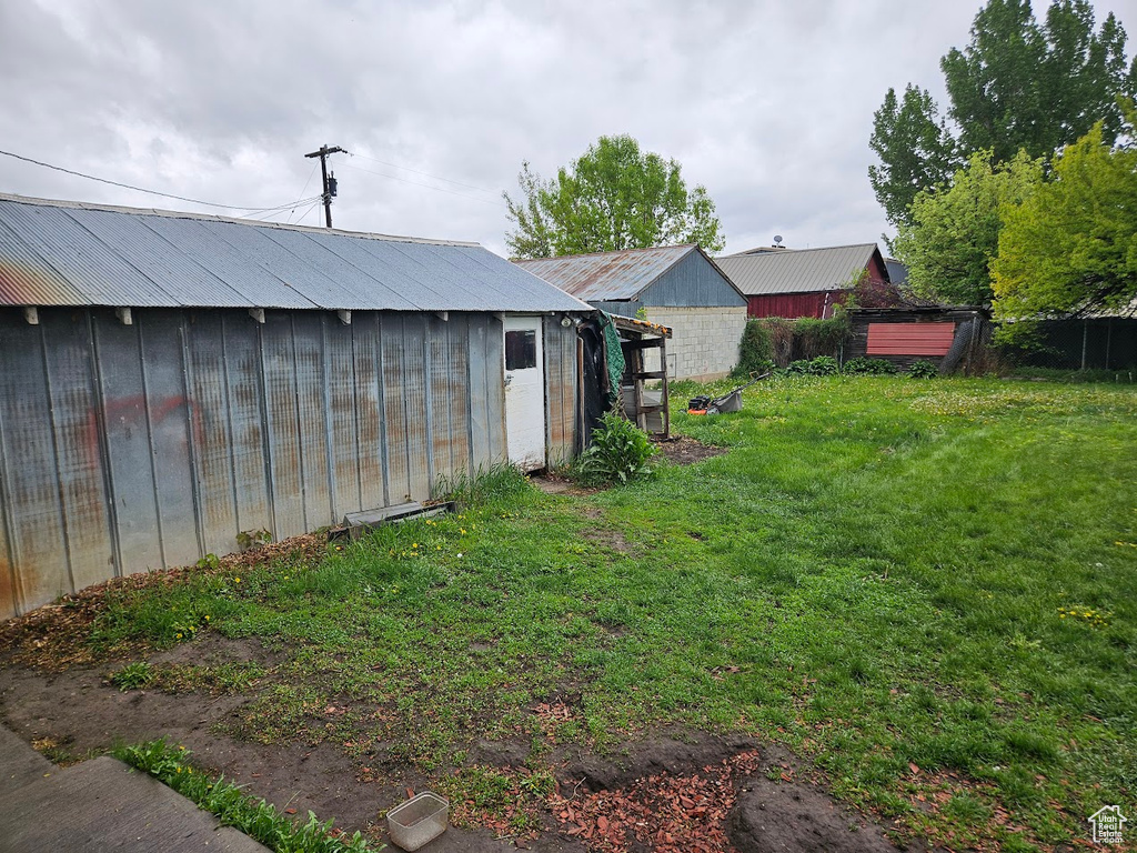 View of yard with an outbuilding