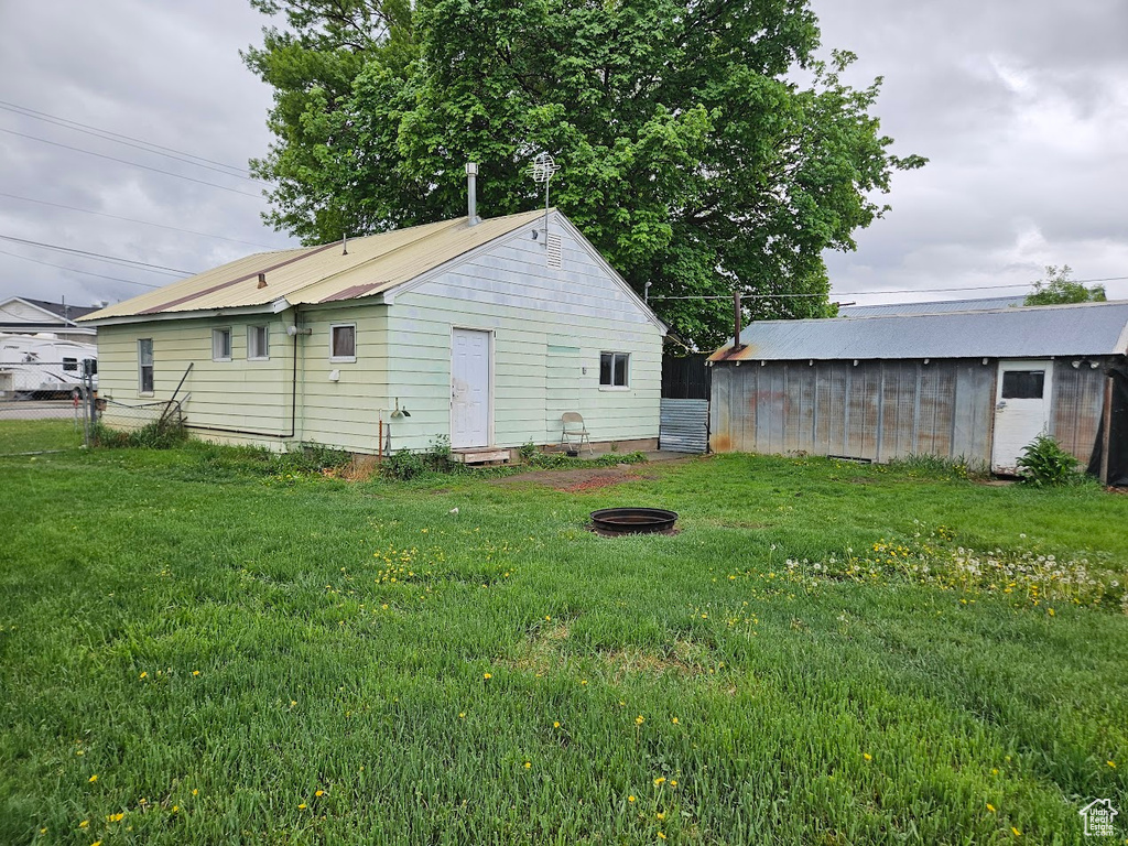 View of yard with an outdoor structure