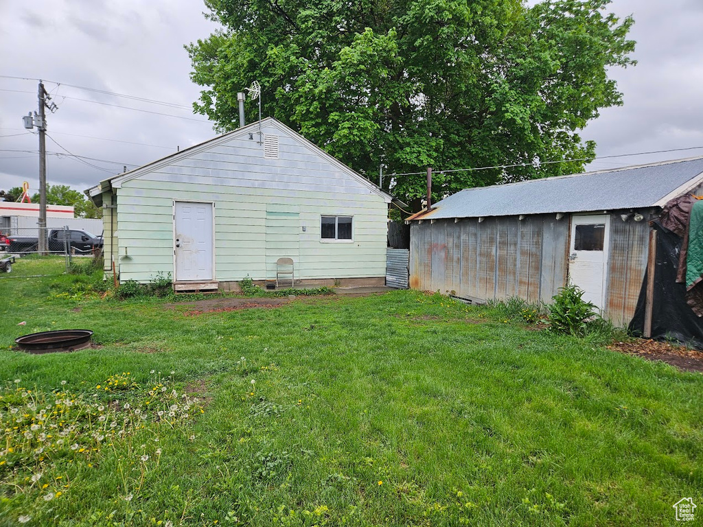 View of yard featuring an outdoor structure