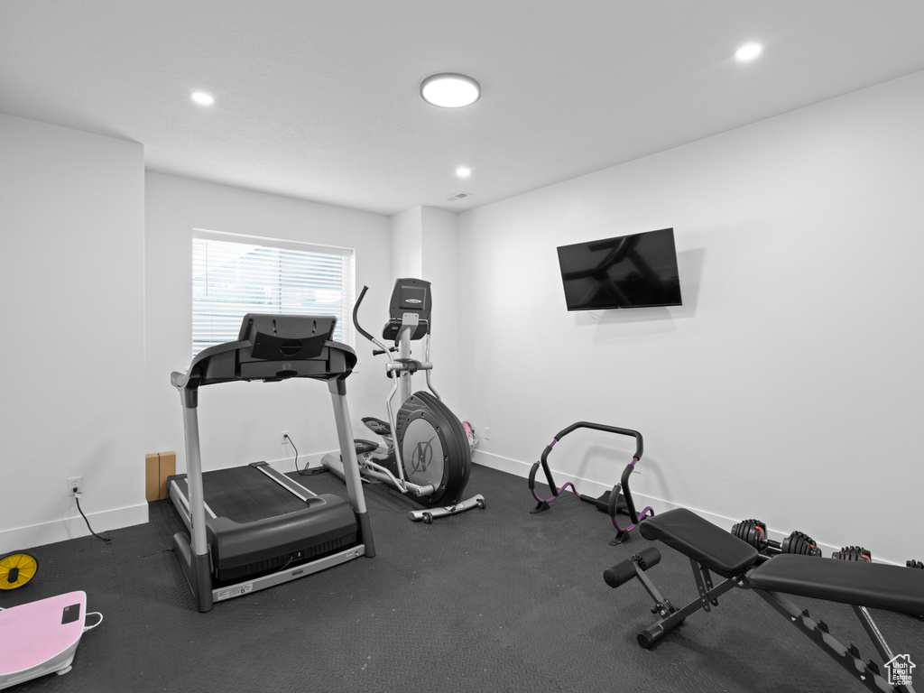 Workout area featuring recessed lighting and baseboards