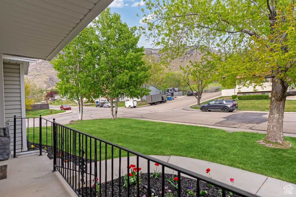 Balcony featuring a mountain view