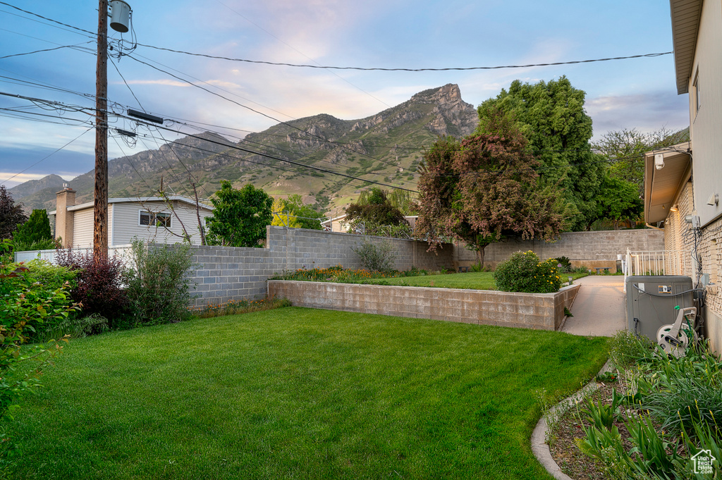 View of yard featuring a mountain view