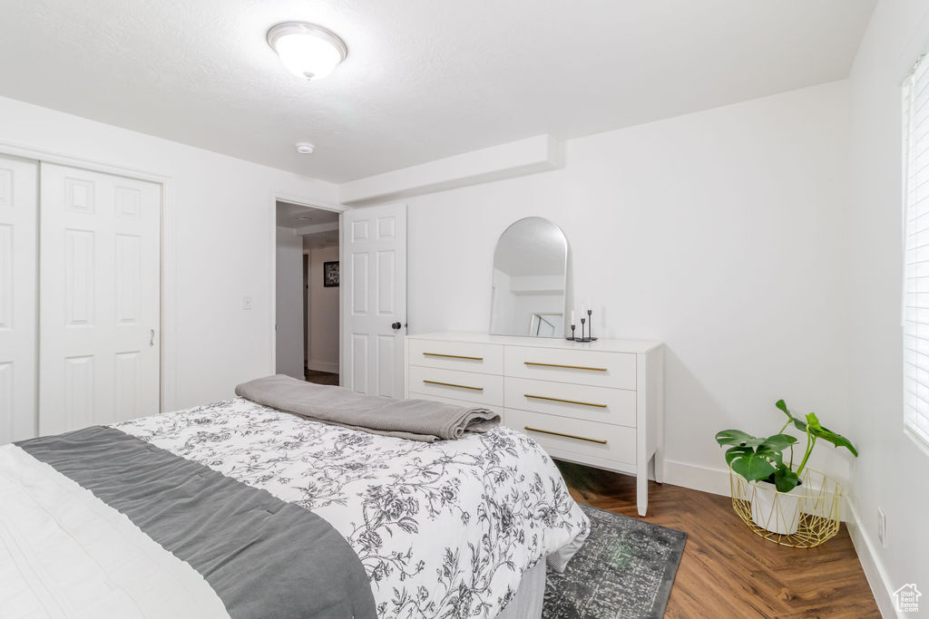 Bedroom featuring baseboards and a closet