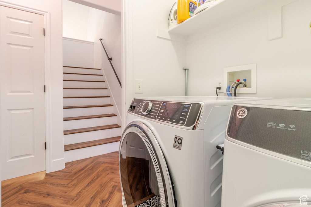 Clothes washing area with independent washer and dryer
