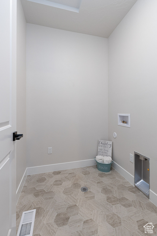 Laundry room with washer hookup and baseboards