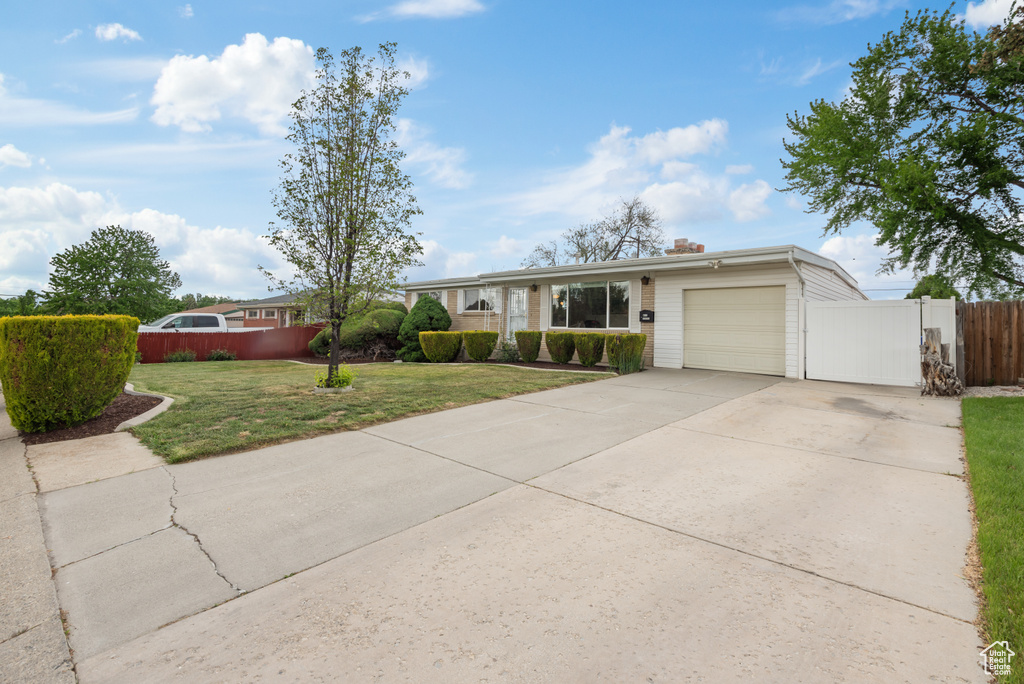 View of front of house with a garage and driveway