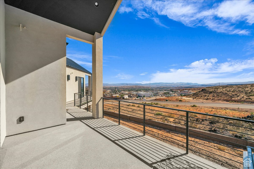 Balcony featuring a mountain view
