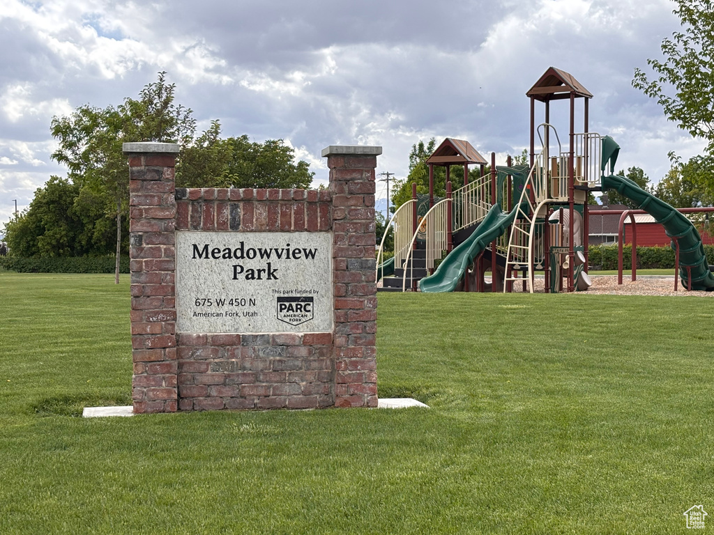 Community sign featuring a yard