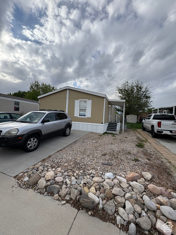 Manufactured / mobile home featuring driveway