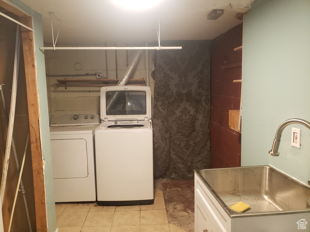 Laundry area with washer and clothes dryer