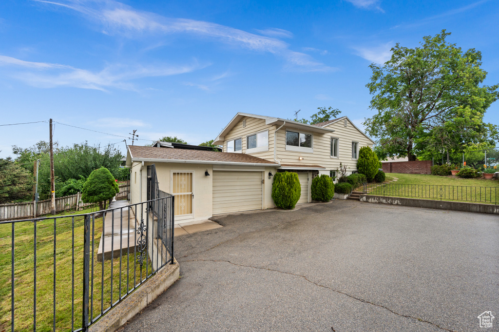 View of front of house with a garage and driveway