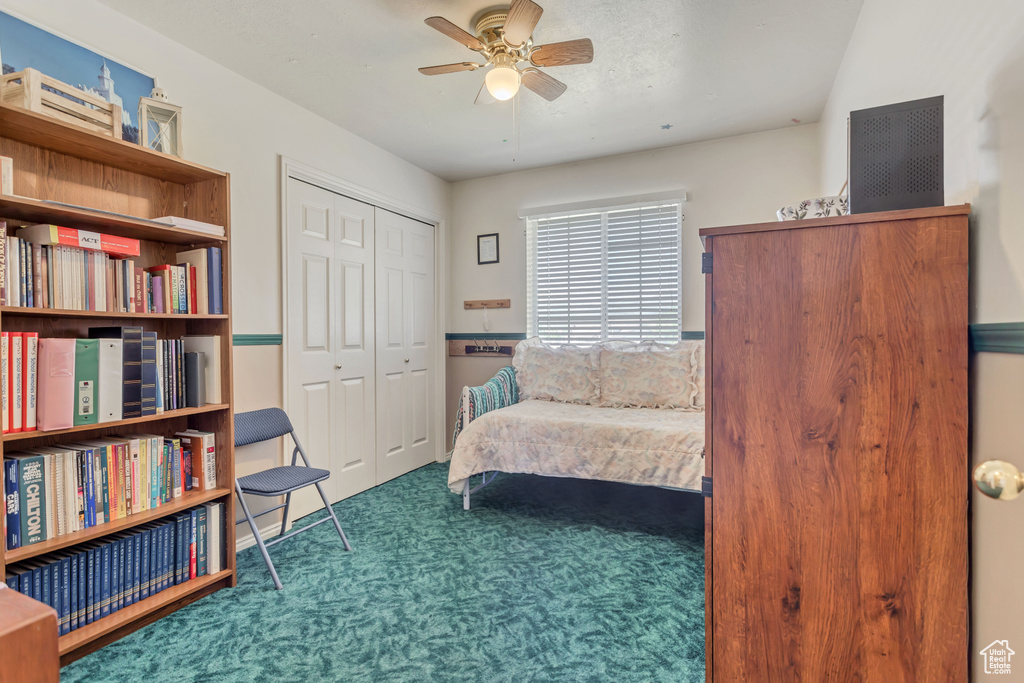 Sitting room with carpet flooring and ceiling fan