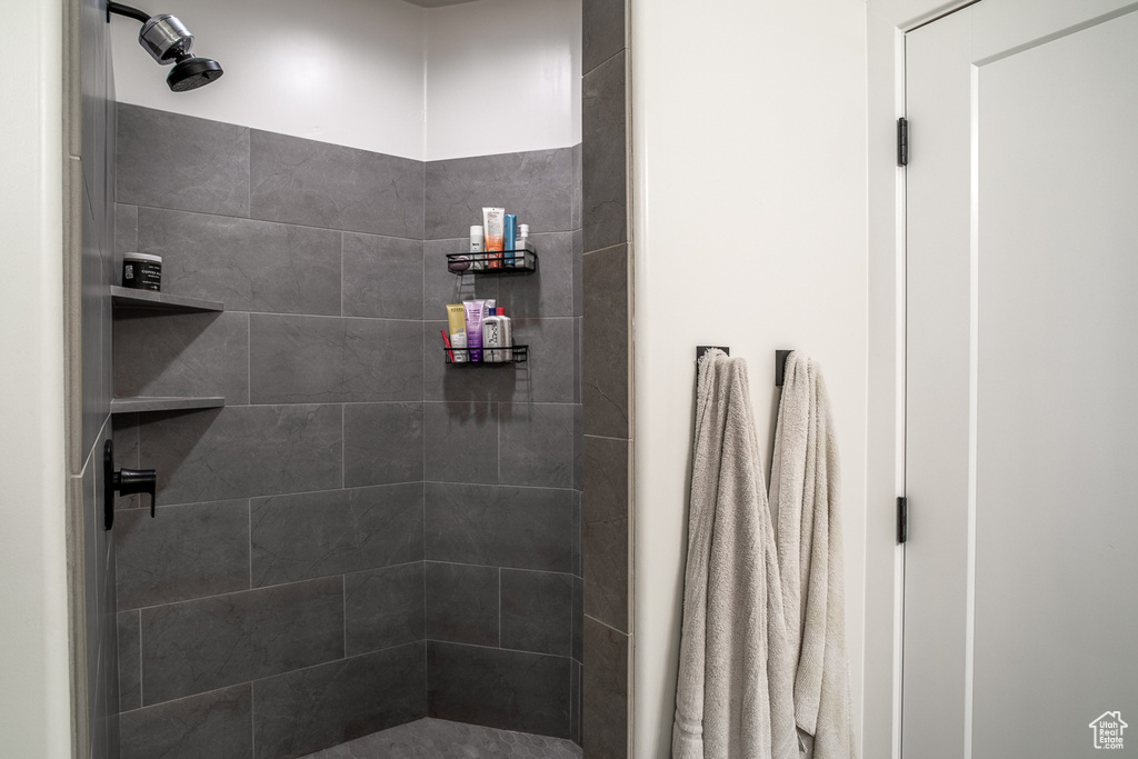 Bathroom featuring tiled shower