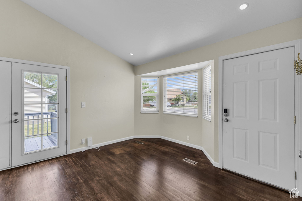 Entryway featuring dark wood-style flooring, healthy amount of natural light, baseboards, vaulted ceiling, and recessed lighting