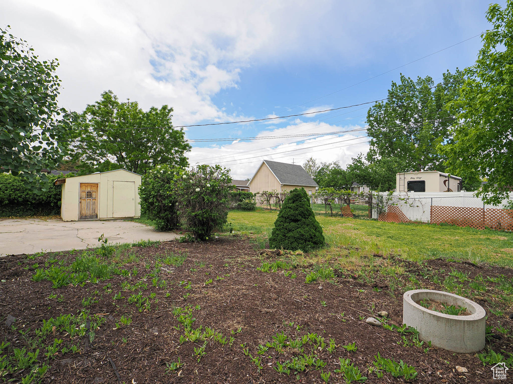 View of yard featuring a shed and an outdoor structure