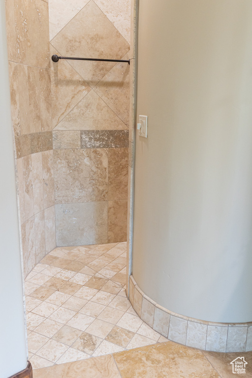 Bathroom featuring tiled shower