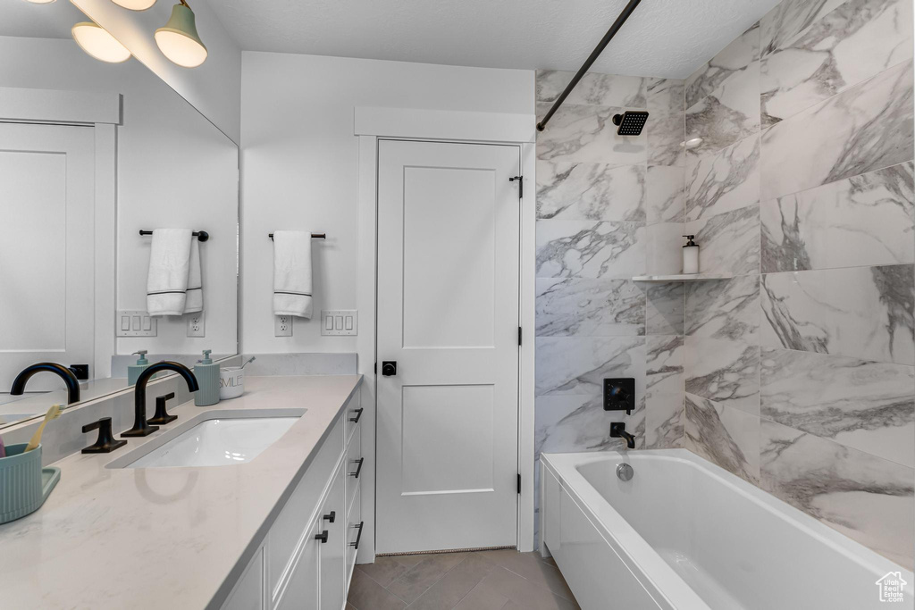 Bathroom with washtub / shower combination and vanity