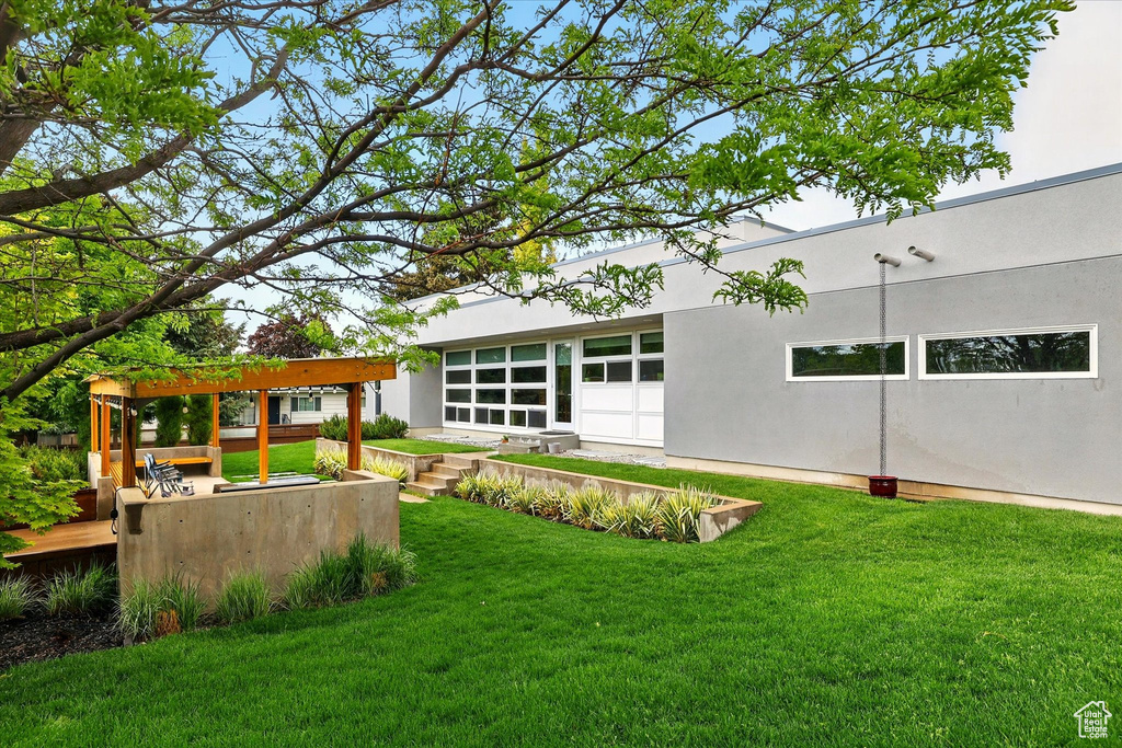 View of grassy yard