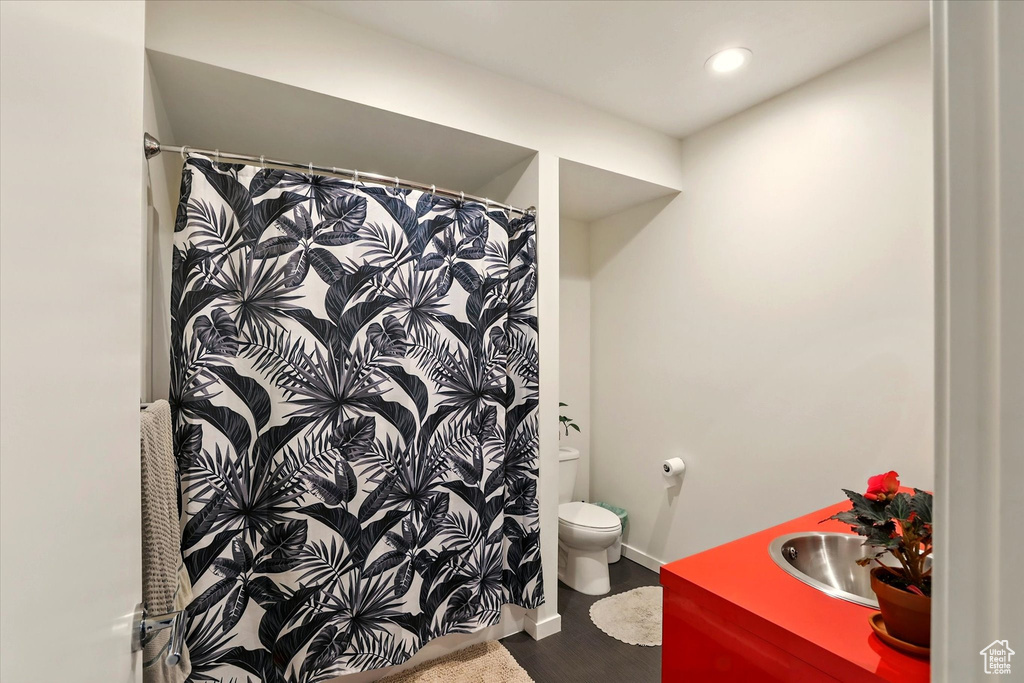 Full bath featuring toilet, recessed lighting, baseboards, vanity, and a shower with shower curtain