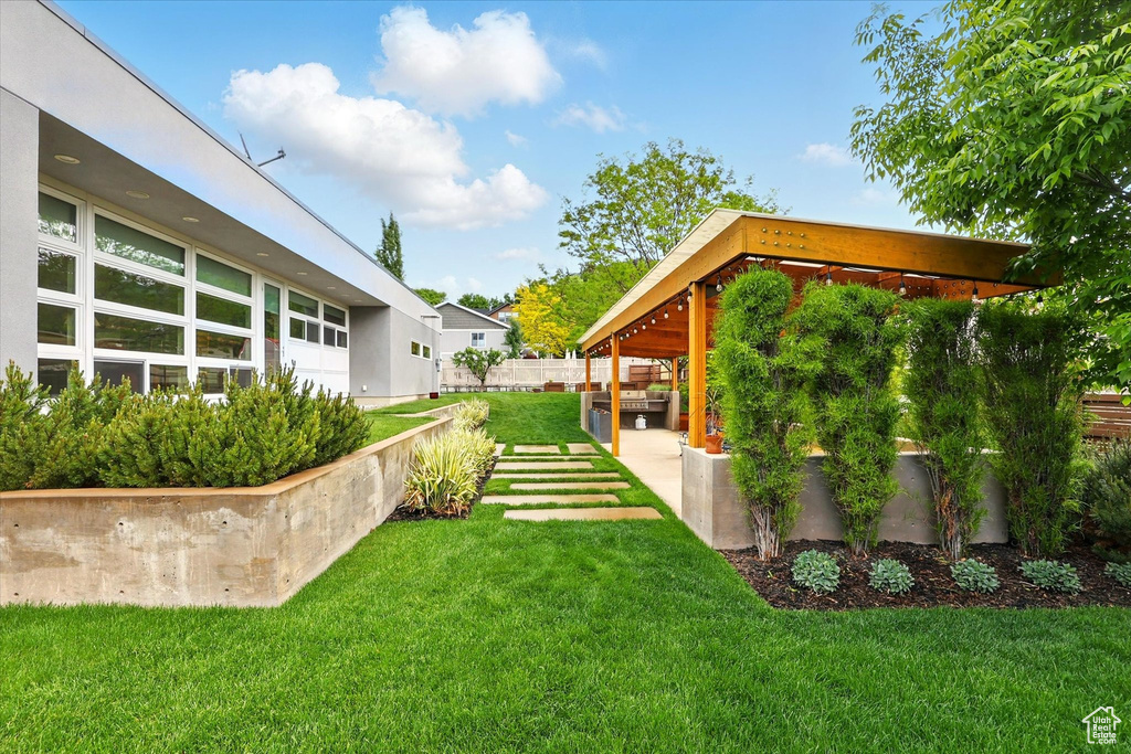 View of grassy yard