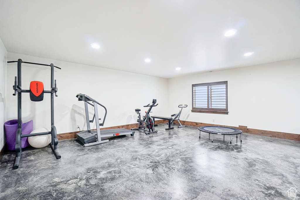 Exercise room featuring baseboards and recessed lighting